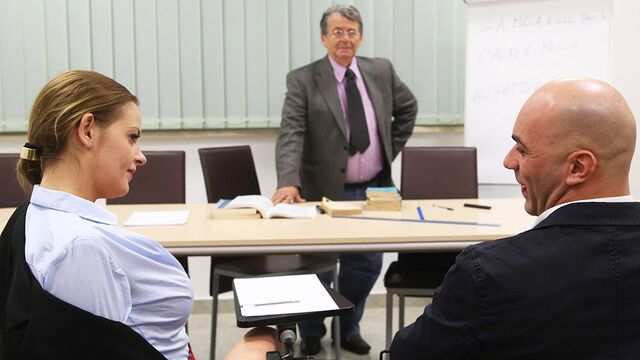 Студентка с большими дойками потрогала член учителя...