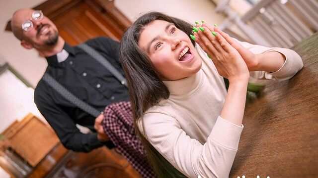 Молодая покорная падчерица делает глубокий минет строгому отчиму