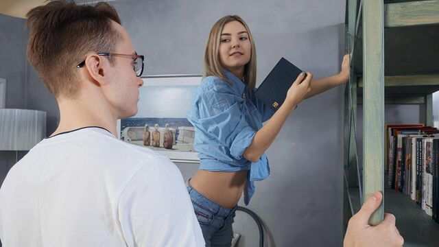 Грудастая блондинка решила парня от чтения отвлечь и потрахаться...