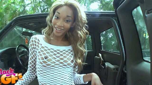 Мулатка с шикарной попкой сделала крутой минет мужику у машины...